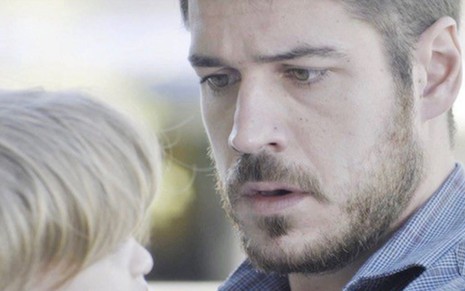 Zeca (Marco Pigossi) com o filho no colo em cena que foi exibida no último sábado (8) - Reprodução/TV Globo