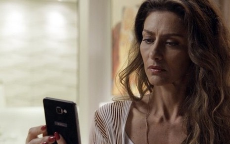 Joyce (Maria Fernanda Cândido) ficará indignada com mensagem da rival na novela das nove - Reprodução/TV Globo