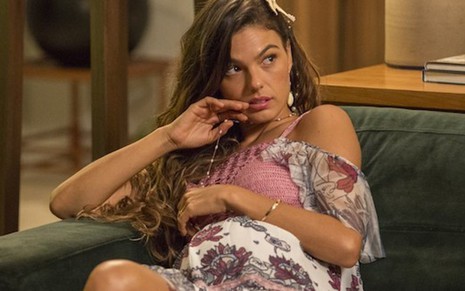 Ritinha (Isis Valverde) com barriga de grávida em cena dos próximos capítulos da novela - Reprodução/TV Globo