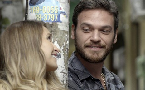 Carine (Carla Diaz) levará comida para Rubinho (Emilio Dantas) provar nesta segunda (18) - Reprodução/TV Globo