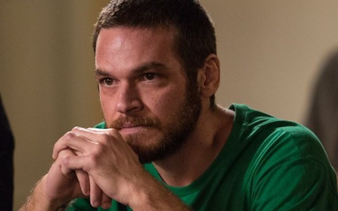 Emílio Dantas em cena de A Força do Querer; ator estreia como bandidão também no cinema - Fabio Rocha/TV Globo