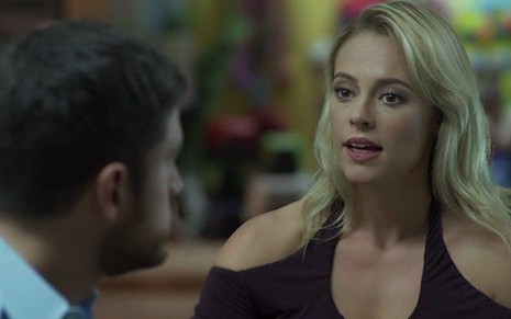 Zeca (Marco Pigossi) e Jeiza (Paolla Oliveira) em cena; namoro será rompido após convite - Reprodução/TV Globo