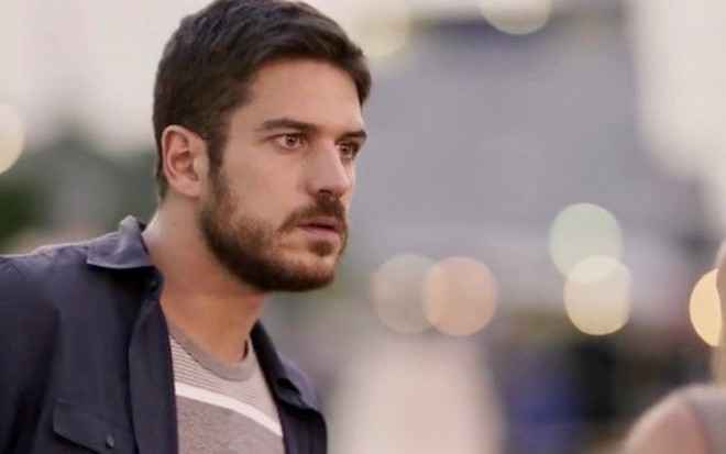 Zeca (Marco Pigossi) reagirá ao ver Jeiza (Paolla Oliveira) na mira de uma arma na novela - Reprodução/TV Globo