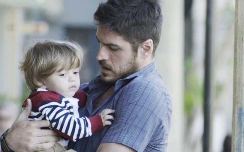 Zeca (Marco Pigossi) com o filho no colo; caminhoneiro vai desconfiar de paternidade - Reprodução/TV Globo