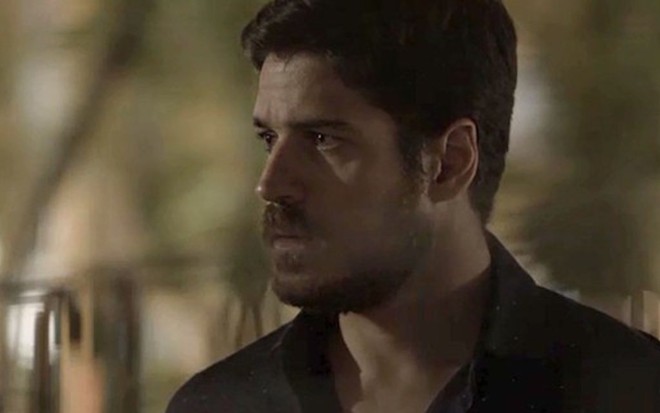 Zeca (Marco Pigossi) ouvirá escondido que sua ex-namorada vai se casar com outro - Imagens Reprodução/TV Globo