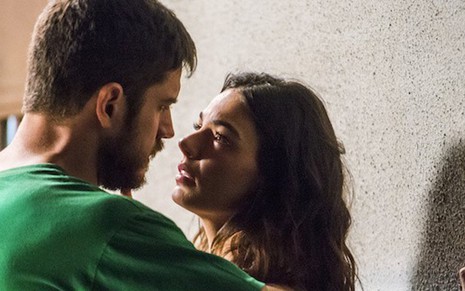 Zeca (Marco Pigossi) e (Isis Valverde) em cena; personagens planejarão fuga na novela - João Miguel Jr/TV Globo