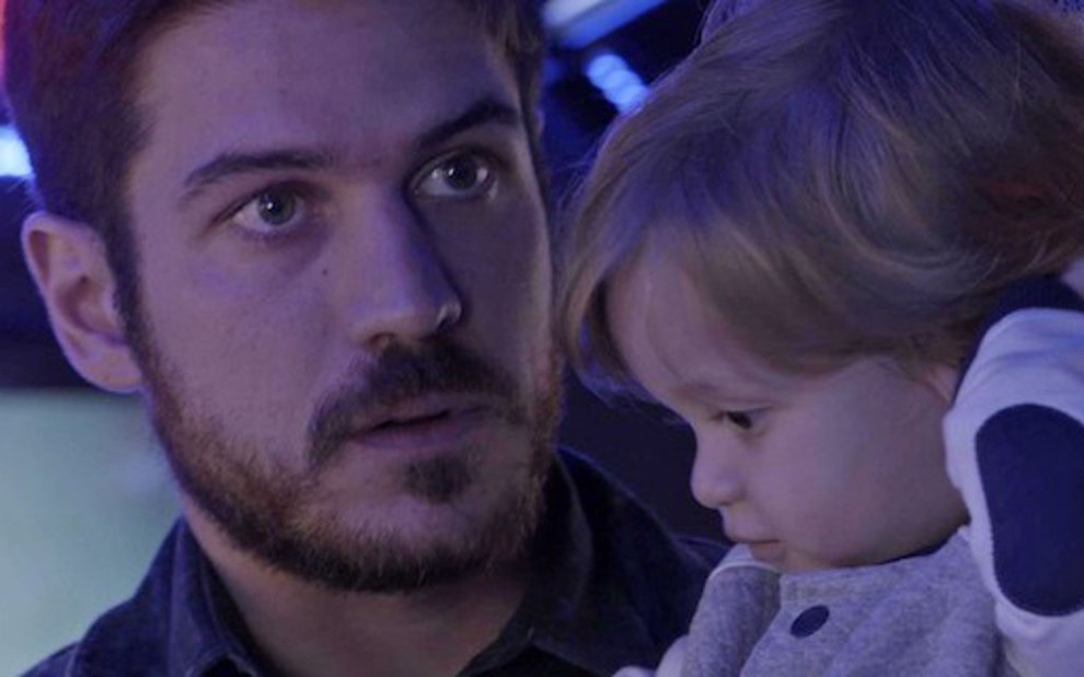 Zeca (Marco Pigossi) só descobrirá que é pai de Ruyzinho (Lorenzo Souza) na última semana - Fotos Reprodução/TV Globo