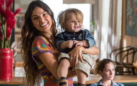 Ritinha (Isis Valverde) com seu filho Ruyzinho em cena de A Força do Querer, da Globo - Fábio Rocha/TV Globo