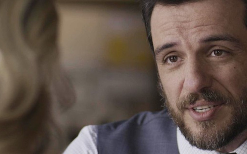 Caio (Rodrigo Lombardi) conversará com Jeiza (Paolla Oliveira) na novela da nove da Globo - Fotos Reprodução/TV Globo