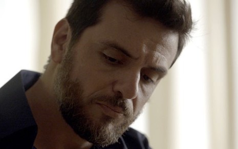 Caio (Rodrigo Lombardi) ficará depressivo após ex-noiva não aparecer em encontro - Fotos Reprodução/TV Globo