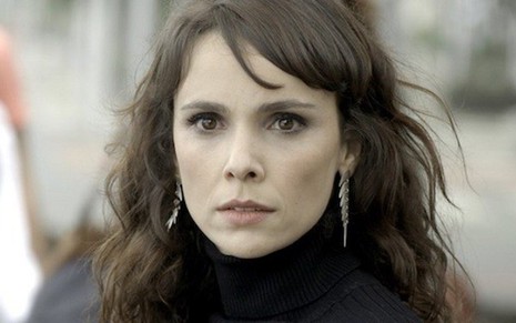 Irene (Débora Falabella) em cena; arquiteta será denunciada antes de morrer na trama  - Reprodução/TV Globo
