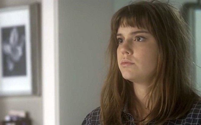 Personagem de Alice Wegmann (Isabela) será jogada inconsciente no mar em A Lei do Amor - Reprodução/TV Globo