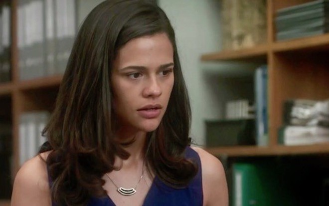 Aline (Arianne Botelho) será humilhada e perderá o emprego após atacar o neto da patroa - Fotos Reprodução/TV Globo