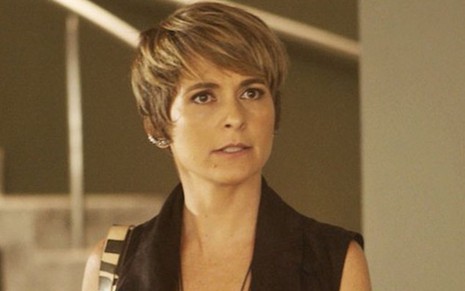 Helô (Claudia Abreu) vai impedir bandido de dar injeção letal no sogro em A Lei do Amor - Reprodução/TV Globo
