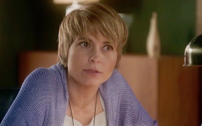 Helô (Cláudia Abreu) em cena de A Lei do Amor: mocinha vai salvar sogro da morte - Reprodução/TV Globo