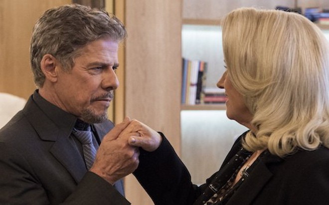 Tião (José Mayer) faz planos de se casar com Mag (Vera Holtz) em A Lei do Amor - ESTEVAM AVELLAR/TV GLOBO