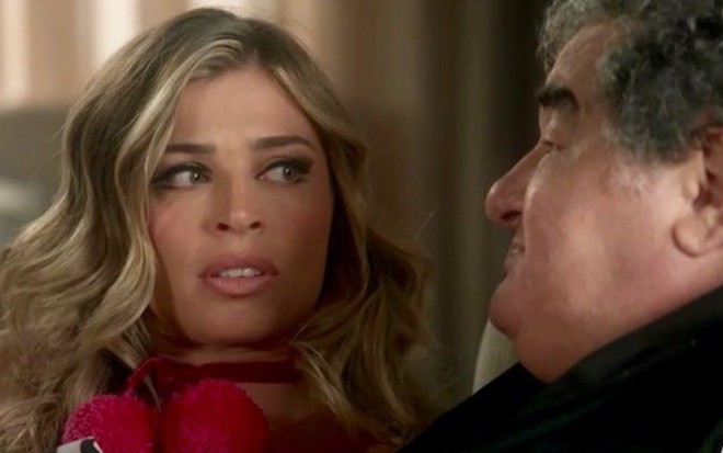 Luciane (Grazi Massafera) dirá a Venturini (Otávio  Augusto) que prefere sua amizade - Reprodução/TV Globo