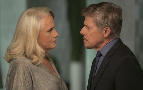 Magnólia (Vera Holtz) usará arma de Tião (José Mayer) em novo crime em A Lei do Amor - Reprodução/TV Globo