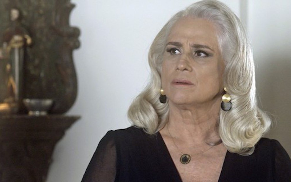 Magnólia (Vera Holtz) tem cena humilhante ao deixar mansão em A Lei do Amor - Reprodução/TV Globo