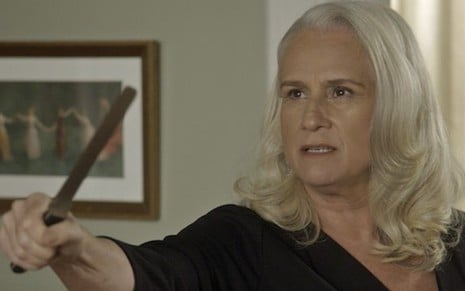 Magnólia (Vera Holtz) na cena em que ameaçou ex-amante com faca na novela das nove  - Reprodução/TV Globo