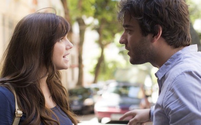Marina (Alice Wegmann) discute com Tiago (Humberto Carrão) em cena de A Lei do Amor - Divulgação/TV Globo
