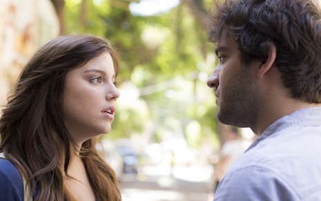 Marina (Alice Wegmann) e Tiago (Humberto Carrão) em cena da novela A Lei do Amor - Raphael Dias/TV Globo
