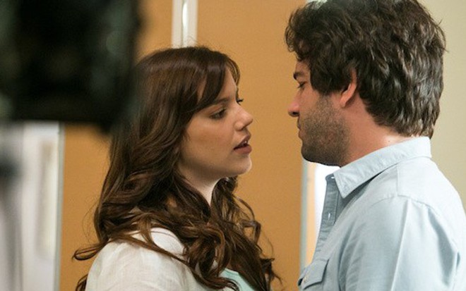 Marina (Alice Wegmann) correrá risco de morte e será salva por Tiago (Humberto Carrão) - Raquel Cunha/TV Globo
