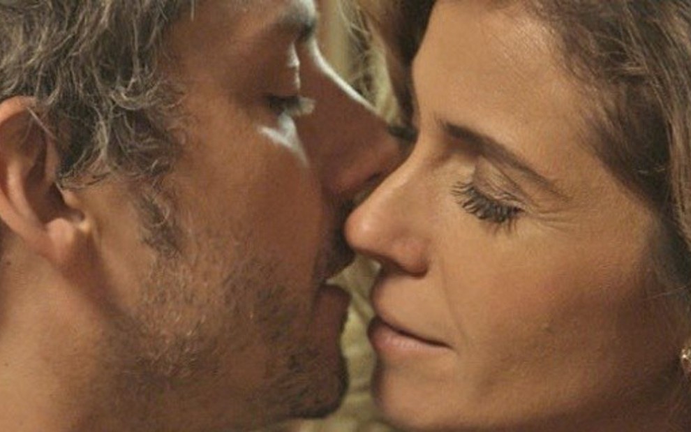 Alexandre Nero e Giovanna Antonelli se beijam; público quer ver mais cenas românticas - Reprodução/TV Globo