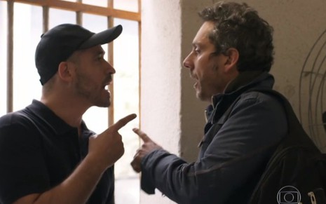 Romero (Alexandre Nero, à direita) discute com segurança que o impede de entrar em presídio - Reprodução/TV Globo