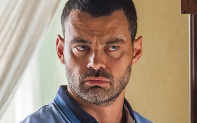 O ator Carmo Dalla Vecchia (César) em cena de A Regra do Jogo, da TV Globo - Artur Meninea/TV Globo