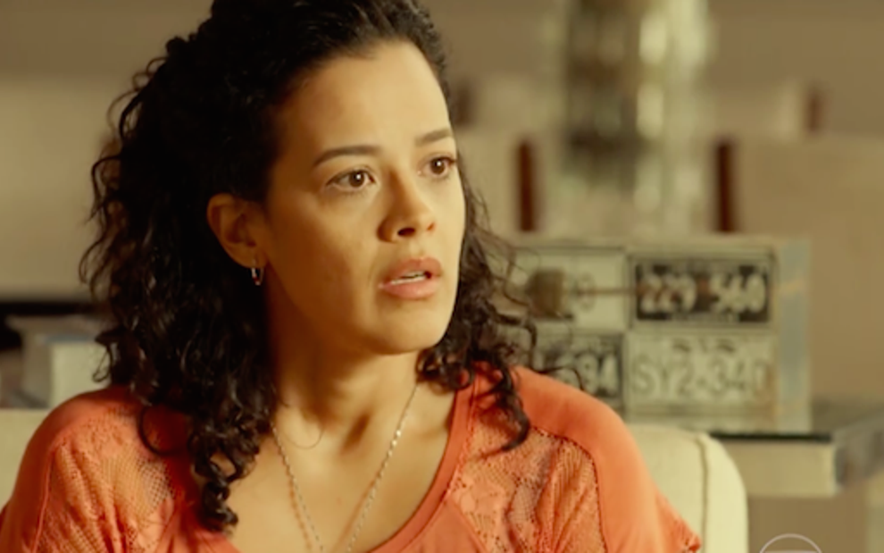 Maeve Jinkings (Domingas) em cena da novela das nove da Globo, A Regra do Jogo - Reprodução/TV Globo