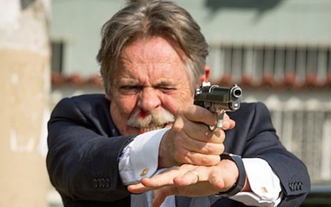 José de Abreu (Gibson) vai apontar arma para cabeça da filha em A Regra do Jogo - Reprodução/TV Globo