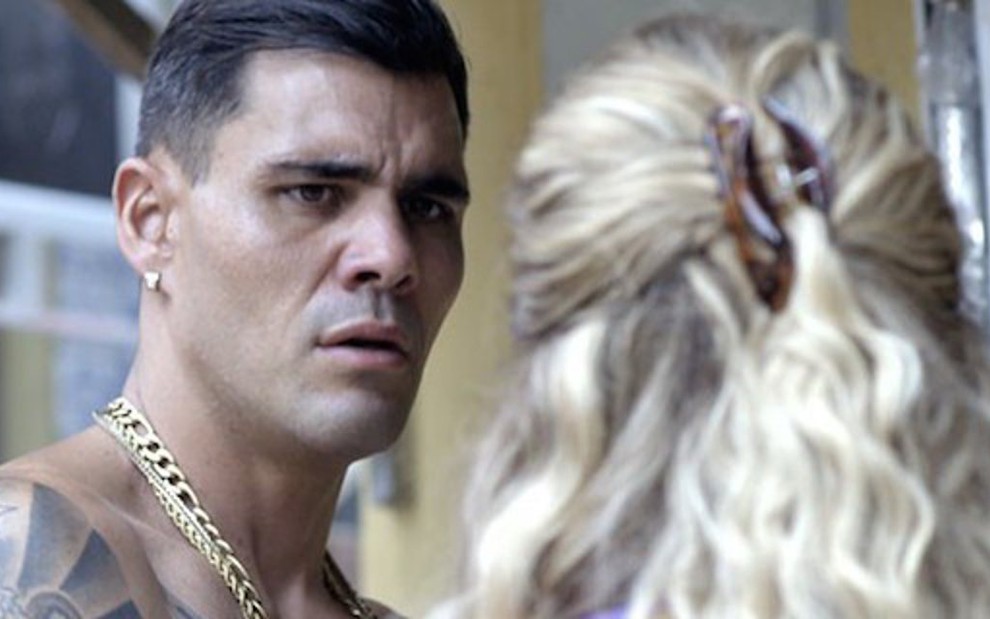 Juliano Cazarré (Merlô) contracena com Susana Vieira (Adisabeba) em A Regra do Jogo - Reprodução/TV Globo