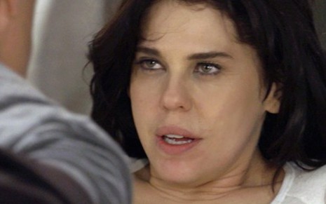 Bárbara Paz (Nelita) em cena de sedução na novela das nove da Globo, A Regra do Jogo - Reprodução/TV Globo
