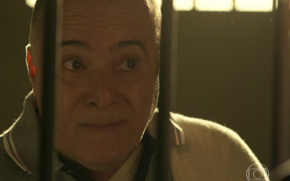 Tony Ramos (Zé Maria) escapa da morte dentro da cadeia em A Regra do Jogo, da Globo - Reprodução/TV Globo