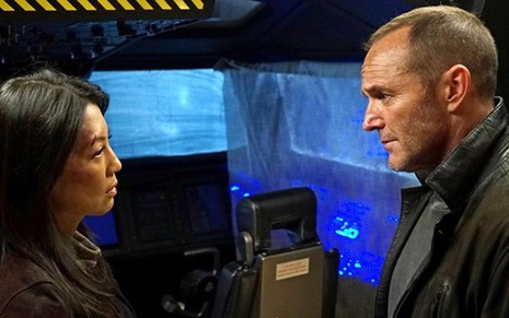 Os atores Ming-Na Wen e Clark Gregg em cena da quinta temporada de Agents of Shield - Divulgação/ABC