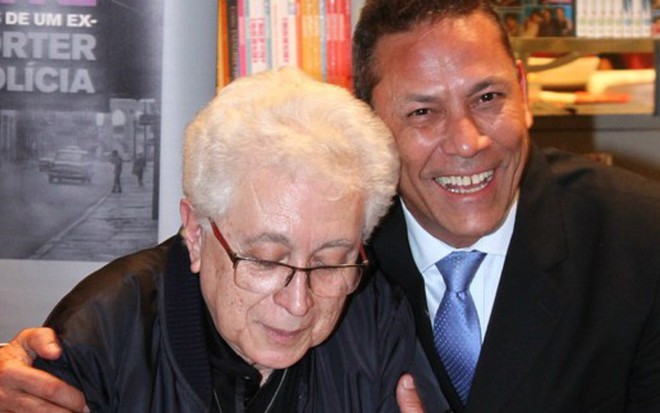 Aguinaldo Silva e Sylvio Guerra no lançamento de livro do novelista, no Rio, em julho de 2016 - Anderson Borde/AGNEWS