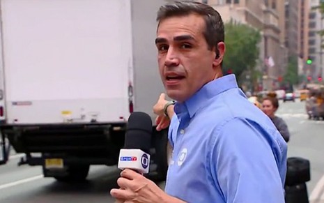 O repórter Alê Oliveira chama um táxi para uma desconhecida em Nova York, Estados Unidos - Reprodução/SporTV