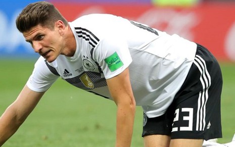 Mario Gómez, atacante da Alemanha, cai no chão após derrota para o México na estreia das seleções - DIVULGAÇÃO/FIFA