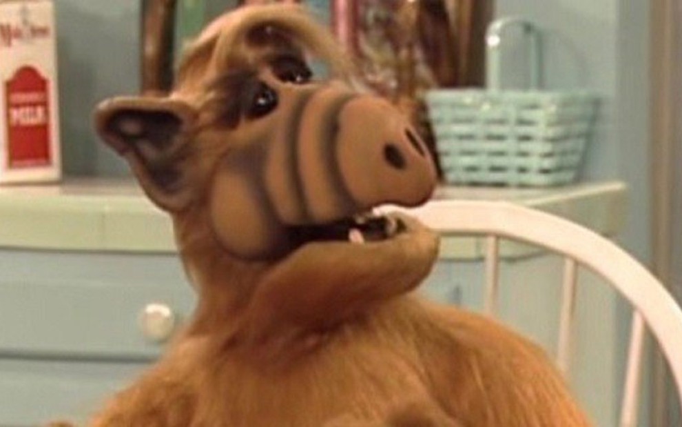 O boneco Alf em cena da comédia homônima; série será exibida todos os dias pelo canal TCM - Reprodução/NBC