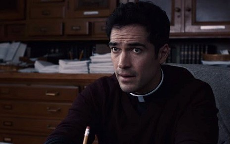 O ex-Rebelde Alfonso Herrera interpreta um padre na série O Exorcista, nova atração da Fox - Reprodução/Fox