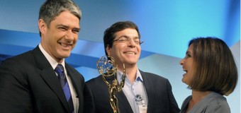 Entre William Bonner e Fátima Bernardes, Ali Kamel comemora o Emmy Internacional conquistado pelo JN em 2011 - Reprodução/Memória Globo