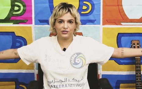 Amanda Ramalho em cena de vídeo publicado no em seu canal no YouTube; apresentadora está afastada do Pânico - REPRODUÇÃO/YOUTUBE