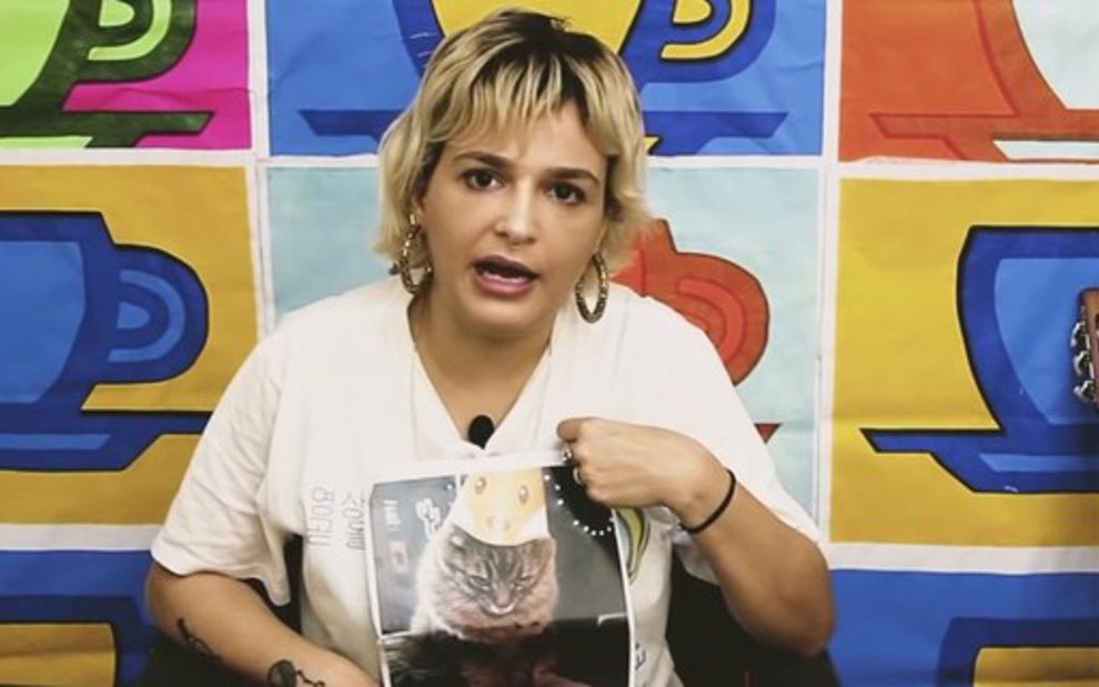 Amanda Ramalho em cena de vídeo publicado no em seu canal no YouTube; apresentadora está afastada - REPRODUÇÃO/YOUTUBE
