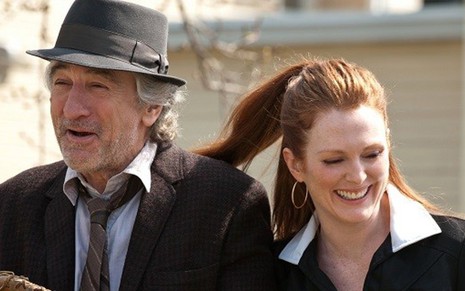 Os atores Robert De Niro e Julianne Moore juntos no filme A Família Flynn (2012) - Divulgação/Focus Features