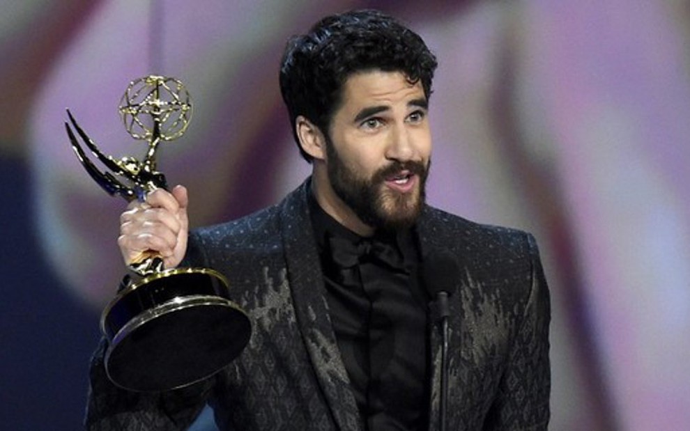 O ator Darren Criss ergue a estatueta de melhor ator em minissérie na 70ª edição do Emmy - Divulgação/Television Academy