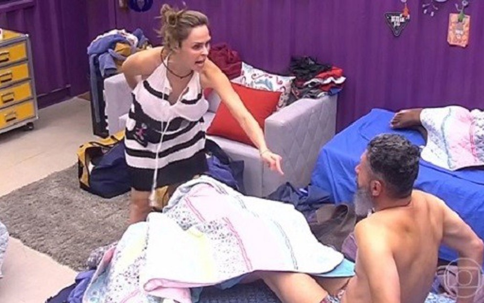 Ana Paula grita para Laércio vestir uma roupa em cena de BBB exibida ontem pela Globo - Reprodução/TV Globo
