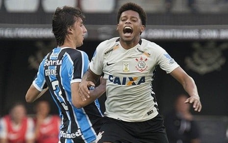 O zagueiro Pedro Geromel e o atacante André disputam lance de Corinthians x Grêmio, ontem - Daniel Augusto Jr./Agência Corinthians