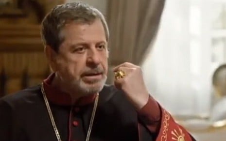 O ator Flávio Galvão vive o religioso italiano Stefano Nicolazzi na novela Apocalipse - Reprodução/RecordTV