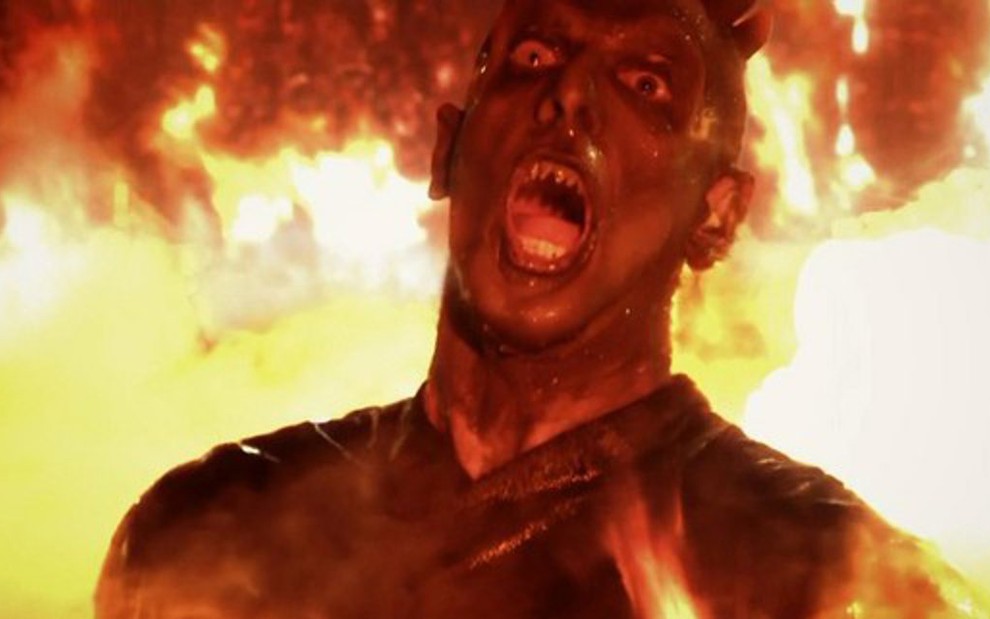 Satanás (Guilherme Chelucci) arde no fogo do inferno do último capítulo da novela Apocalipse - REPRODUÇÃO/RECORD